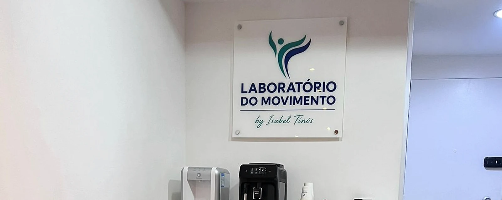 Ambiente organizado e acolhedor do Laboratório do Movimento
